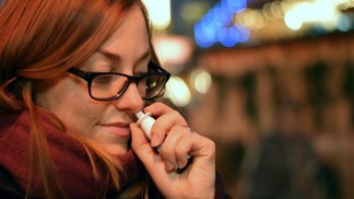 Dlouhodobé podávání účinných přípravků s dekongestanty s sebou paradoxně nese riziko nosní neprůchodnosti a medikamentózní rýmy.