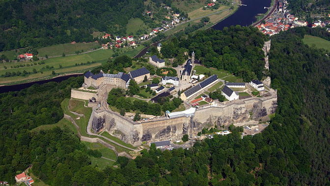 Pohled na pevnost Königstein z letadla.
