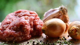 Mleté maso je součástí celé řady oblíbených pokrmů.