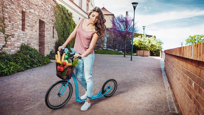 Na koloběžce můžete třeba jezdit na nákupy