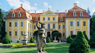 Rozsáhle zrekonstruovaný zámek Rammenau září jako mistrovské dílo saského venkovského baroka.