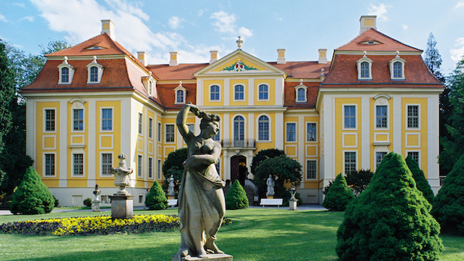 Rozsáhle zrekonstruovaný zámek Rammenau září jako mistrovské dílo saského venkovského baroka.