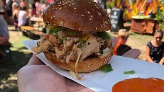 Důležitý aspektem je, že je jídlo připravované a kompletované přímo na místě před zákazníkem, a to bez používání polotovarů