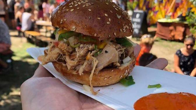 Důležitý aspektem je, že je jídlo připravované a kompletované přímo na místě před zákazníkem, a to bez používání polotovarů