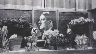 Takto vypadala po 15. 3. 1939 většina výloh německých obchodů v Praze.