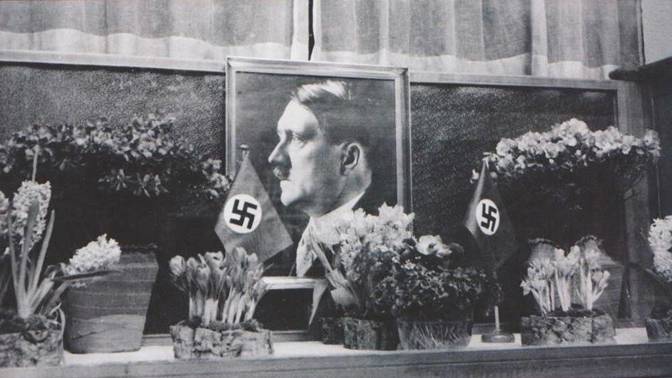 Takto vypadala po 15. 3. 1939 většina výloh německých obchodů v Praze.