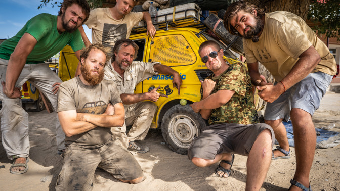 Celá parta, která si sáhla na dno, ale dala to - objela svět.