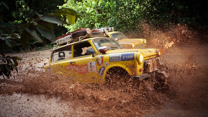 Třetinu cesty jsme jeli mimo asfalt, občas po cestách, kam se bojí vjet i s náhonem na všechna kola, a další třetinu ve výškách kolem 4000 metrů nad mořem,“ doplňuje Přibáň.