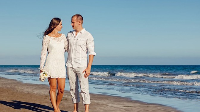 Mladí často upřednostňují romantickou svatbu ve dvou na pláži