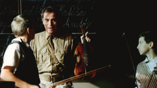 Profesor Hnízdo muzicíruje