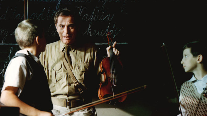 Profesor Hnízdo muzicíruje