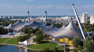 Konstrukce nad olympijským stadionem v Mnichově.
