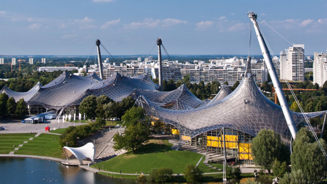 Konstrukce nad olympijským stadionem v Mnichově.
