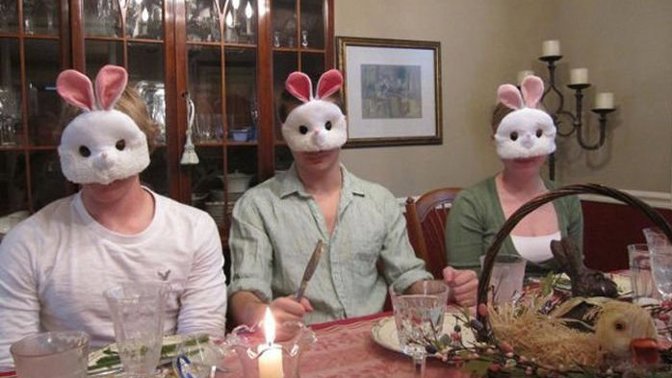 Stylová rodinná velikonoční večeře rodiny"magorů".