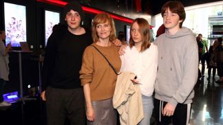 Sice do společnosti moc nechodí, ale kino s dětmi si  Aňa Geislerová nenechala ujít