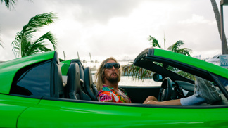 Hlavní hrdina je bohatý, sjetý a nic neřeší