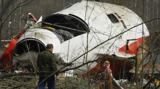 Letoun Tu-154M Lux blízko smolenské letecké základny po pádu.