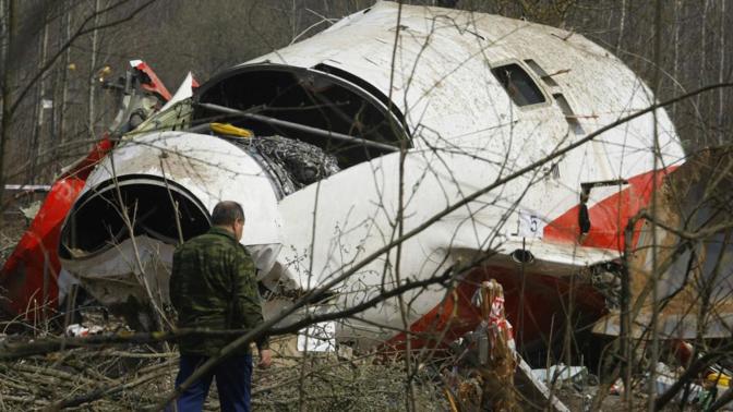 Letoun Tu-154M Lux blízko smolenské letecké základny po pádu.
