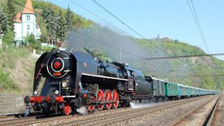 Vlak v čele s lokomotivou Štokr odjede z pražského smíchovského nádraží v 9:26 hodin.