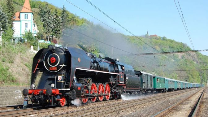 Vlak v čele s lokomotivou Štokr odjede z pražského smíchovského nádraží v 9:26 hodin.