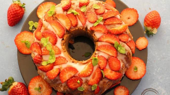 Jahodová bezlepková bábovka.