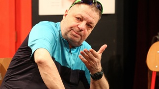 Majitele cyklo-servisu a neúnavného lovce žen Edu hraje Milan Šteindler, pro kterého je Pánský klub první zkušeností na jevišti Divadla Na Jezerce