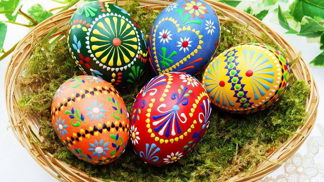 Velikonoční vajíčka můžete barvit nejrůznějšími technikami
