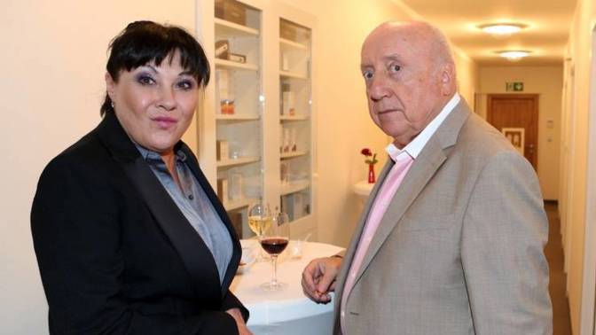 Její láska k vínu je zřejmá.