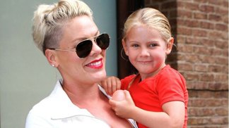 Pink s dcerou, která si může vybrat, jestli bude chlapeček nebo holčička