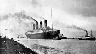 Kromě tří hlavních komínů byl instalován i jeden falešný komín na zádi sloužící jako hlavní vývod ventilace a komín kuchyně.