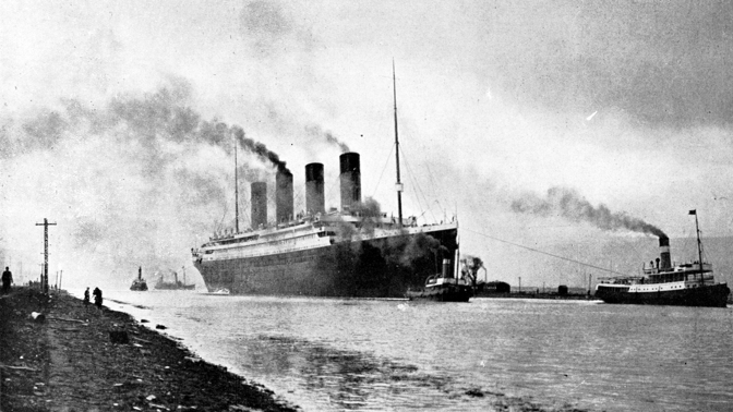 Kromě tří hlavních komínů byl instalován i jeden falešný komín na zádi sloužící jako hlavní vývod ventilace a komín kuchyně.