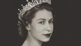 Britskou královnou se stala po smrti svého otce Jiřího VI. 6. února 1952