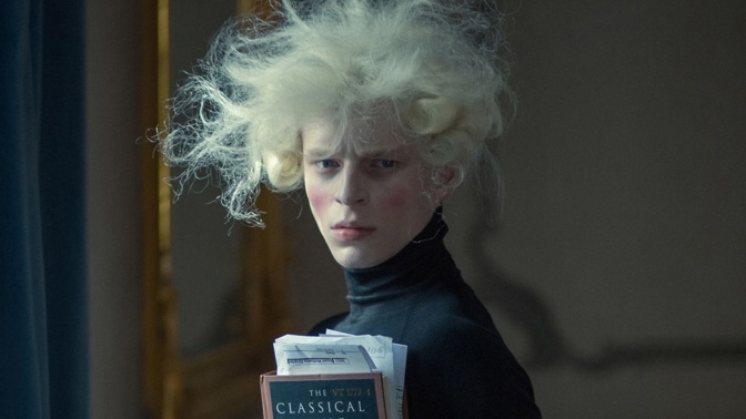 Autorem fotografií k vizuálu je Jakub Gulyás