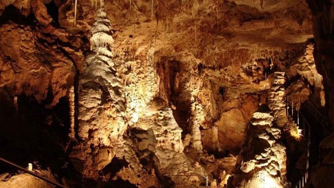 Javoříčské jeskyně jsou unikátní svojí bohatou, zachovalou a rozmanitou krápníkovou výzdobou.