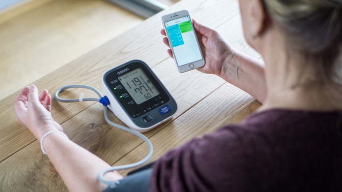 V domácím prostředí jsme ve větším klidu než u lékaře, proto se jako jedno z řešení nabízí pořídit si tlakoměr domů.