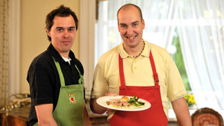V hlavní roli kuře i cibulačka! Kluci v akci a jejich nejlepší nízkorozpočtové recepty z benefičního speciálu