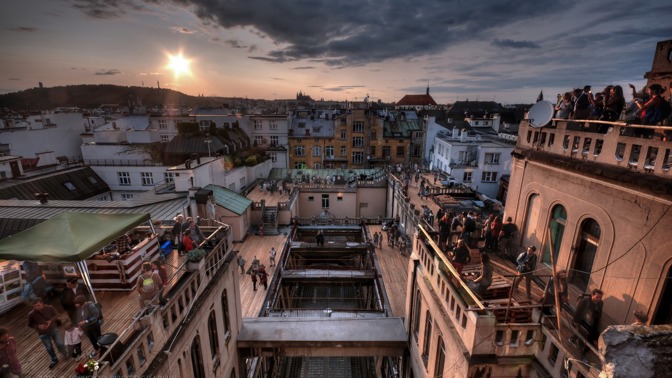 Lucerna je nádherným místem pro setkávání lidí