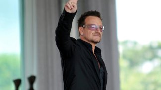 Bono Vox je známý svými barevnými brýlemi