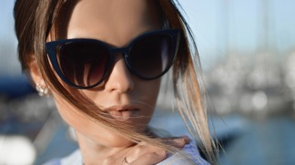 Brýle by měly dobře sedět, dostatečně krýt oči ze všech stran, měly by být lehké, netlačit na spáncích ani za ušima a řasy by se neměly dotýkat skel.