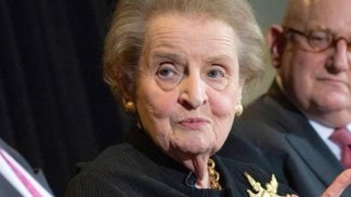 Madeleine Albrightová slaví 82. narozeniny: Proč své dětství strávila v pražském protiletadlovém krytu?