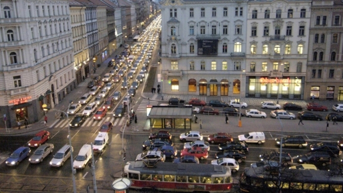 Jedna z velmi rušných pražských křižovatek