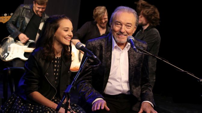 Karel Gott si ke svým blížícím se osmdesátinám nadělil klip s dcerou Charlotte.