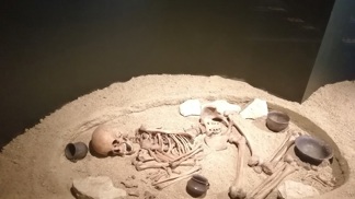 Expozice využívá výsledků experimentální archeologie a je doplněna o nové modely, repliky a rekonstrukce. Najdete zde informace od počátků pravěku do doby příchodu Slovanů.