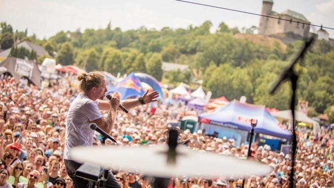 Putovní letní kulturní festival Hrady CZ letos představí špičku současné české a slovenské hudební scény.