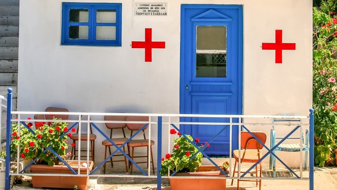 Úhrada nákladů probíhá pouze mezi institucemi, jež jsou financovány z veřejných zdrojů – což pro českého turistu znamená, že s modrou kartičkou v ruce se může nechat ošetřit jen ve veřejných zdravotnických zařízeních, nikoliv v ordinacích privátních lékařů. 