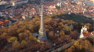 Prosklená vyhlídková terasa je umístěna ve výšce 51 metrů nad zemí a dostanete se na ni buď výtahem, nebo vyšlapáním 299 schodů.