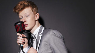 Mišík je slavný zpěvák, herec i tanečník.