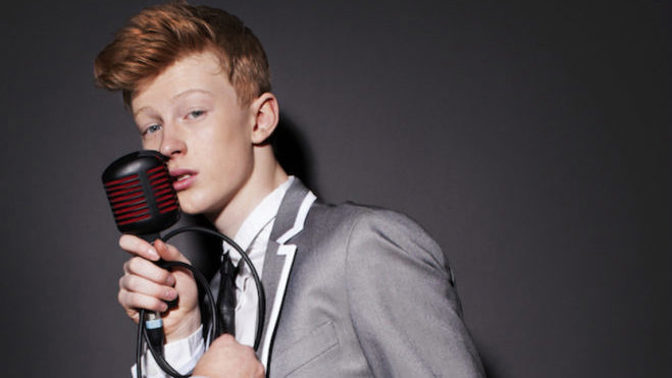 Mišík je slavný zpěvák, herec i tanečník.