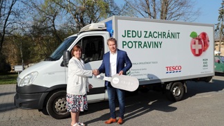 Tesco darovalo dodávku potravinové bance
