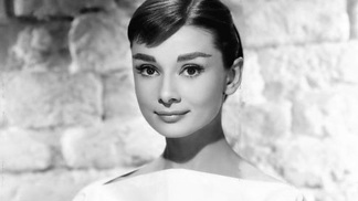 Její tvář stále zdobil úsměv. 